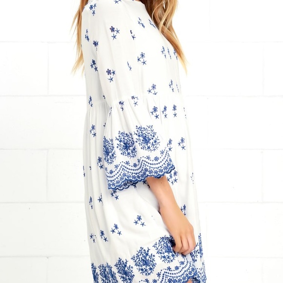 Lovely white bellsleeved dress with blue detailing - Picture 3 of 7